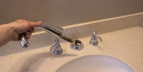 Cómo cambiar un grifo de lavabo